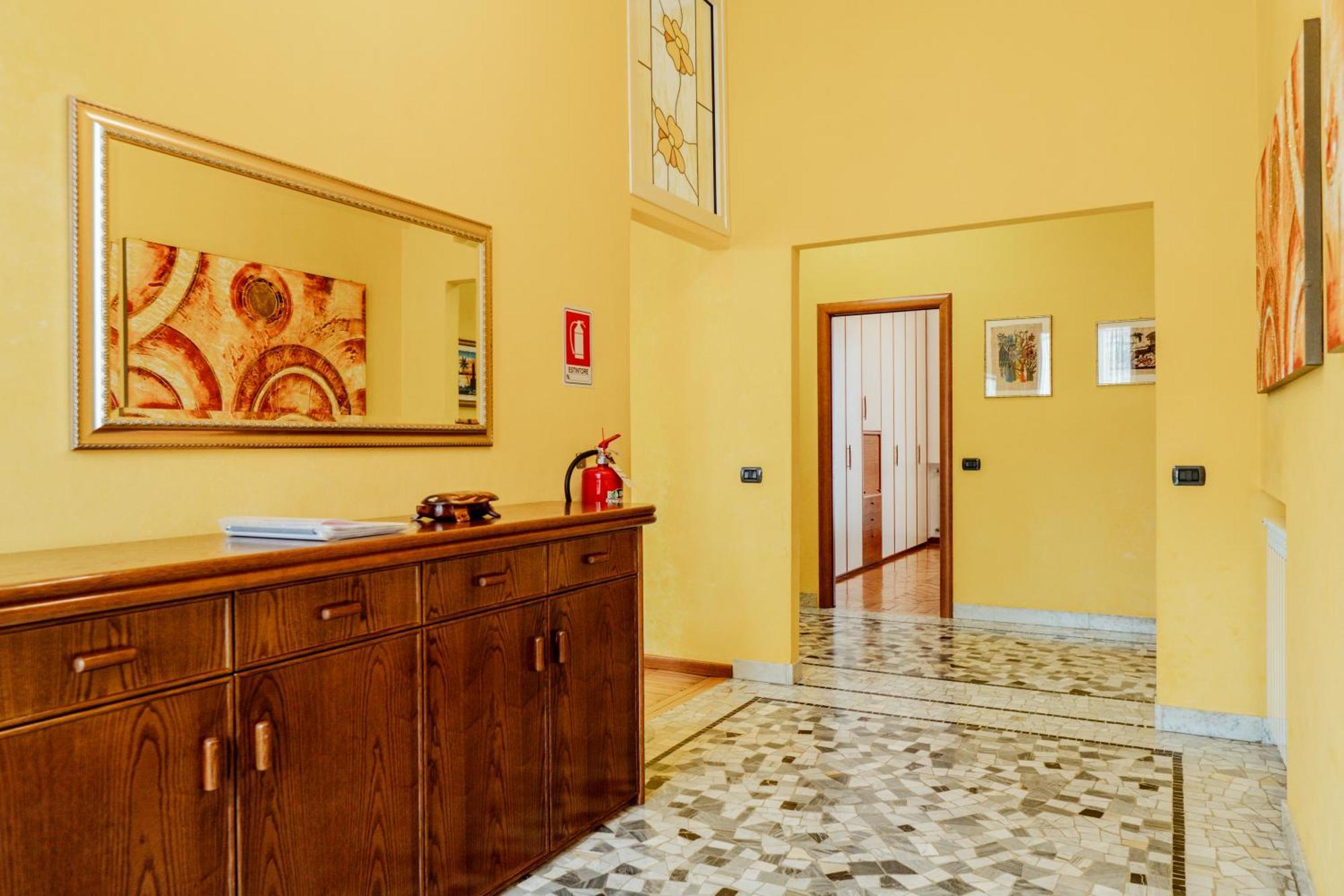 Luxe Apartment Near Milano, Rho Fiera E Mxp Busto Arsizio Luaran gambar
